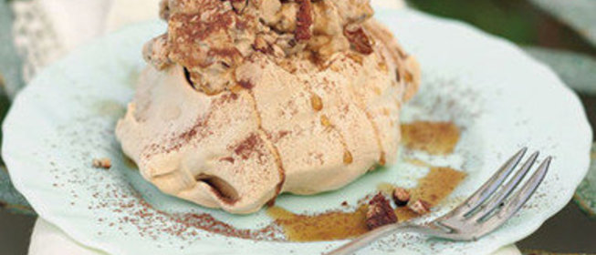 Кофейное пирожное pavlova с кремом капучино