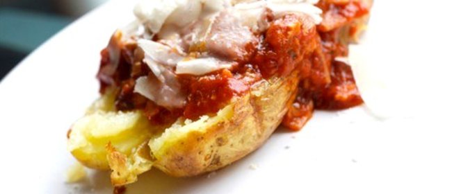 Картофель печеный в мундире, с соусом