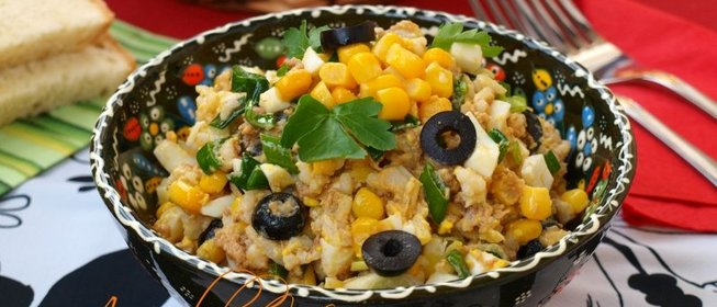 Салат с тунцом, рисом и кукурузой