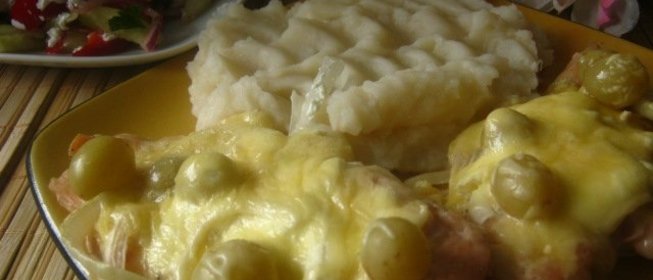 Отбивные из филе куриной грудки с виноградом и сыром