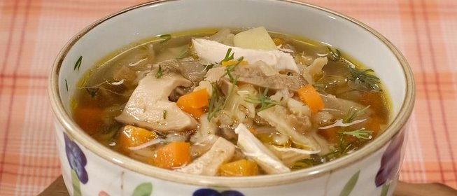 Куриный суп с перловкой и грибами