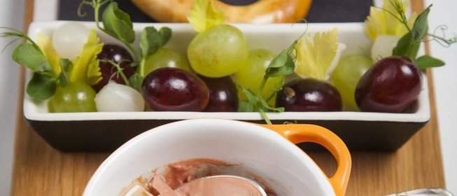 Паштет из куриной печени с брецелем и маринованным виноградом