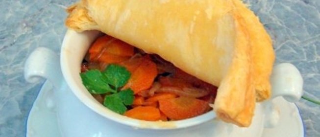 Говядина с черносливом в горшочке