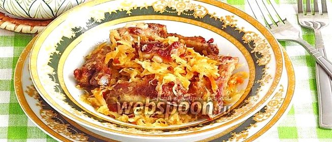 Тушёная квашеная капуста со свиными рёбрышками в горшочках