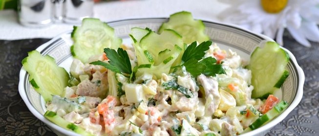 Салат с курицей, морковью и свежими огурцами