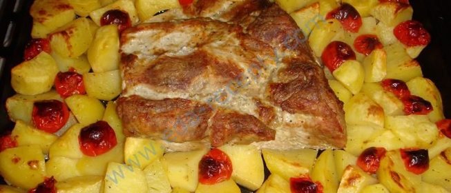 Свинина запеченная с картофелем в духовке