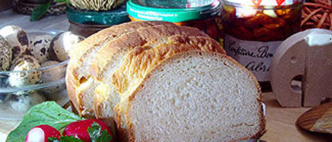 Простой хлеб с оливковым маслом и вяленые томаты