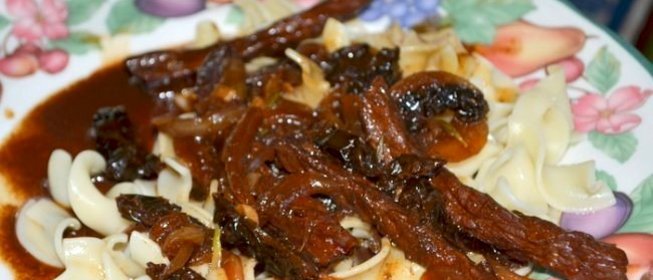 Говядина с помидорами тушеная