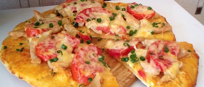 Пицца с курицей сыром и помидорами
