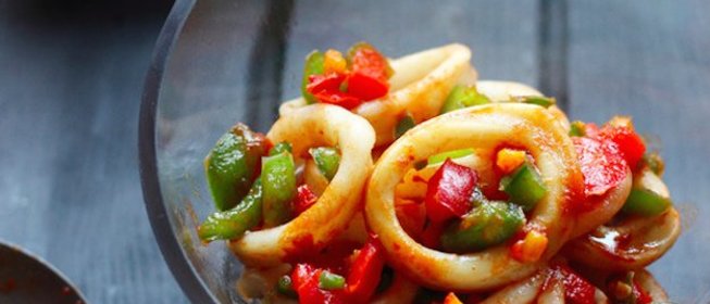 Теплый салат с кальмарами