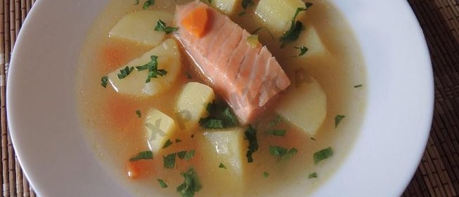 Рыбный суп уха из красной рыбы