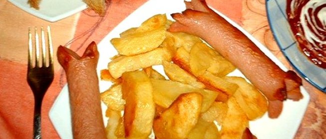 Картофель с сосисками в духовке