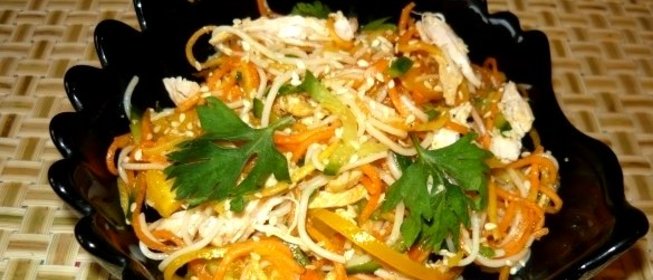 Салат с фунчозой и курицей