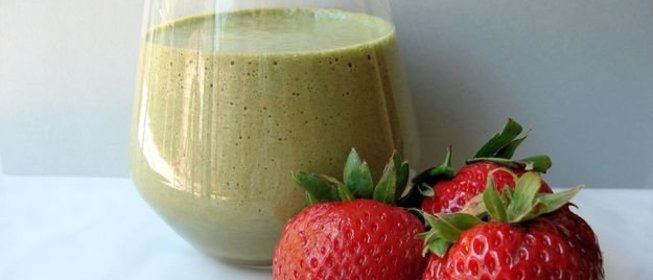 Смузи из авокадо и клубники