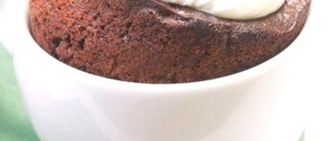 Горячий шоколадный пудинг с тахини в кофейных чашках