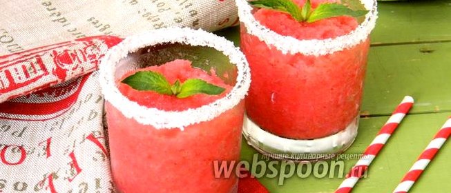 Ледовый коктейль из арбуза и клубники
