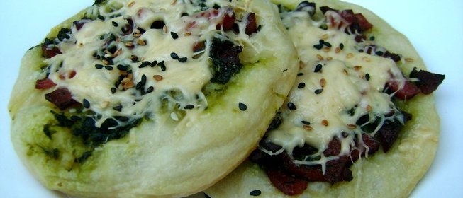 Мини-пицца со шпинатом и салями