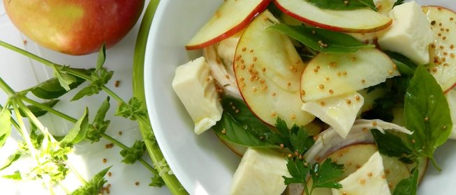 Салат с курицей, яблоками и сыром