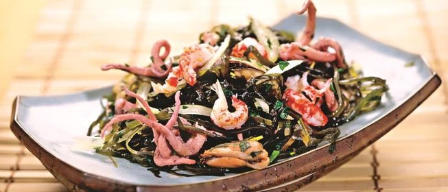 Салат из морской капусты с морепродуктами