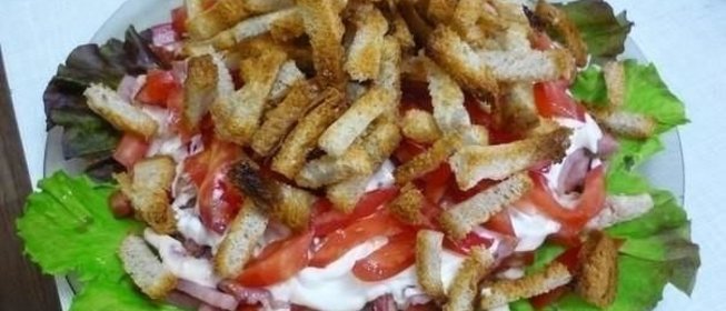 Салат Кармен с курицей и ветчиной сухариками
