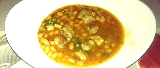 Свинина с фасолью в томатном соусе