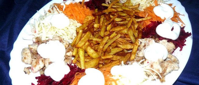 Овощной салат с курицей и картофелем фри