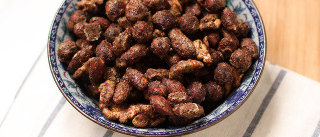 Карамелизированные орехи с корицей, имбирем и кофе
