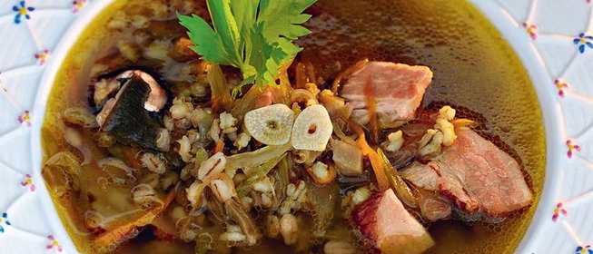 Грибной суп с говядиной, перловкой и сельдереем