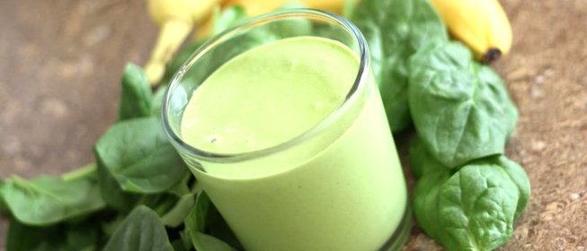 Зеленый банановый смузи со шпинатом