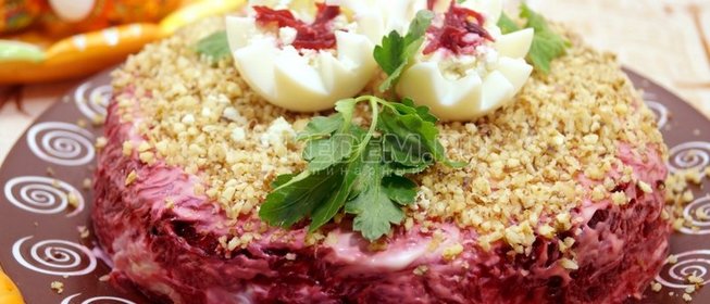 Слоеный салат с курицей и грецкими орехами «Добрыня»