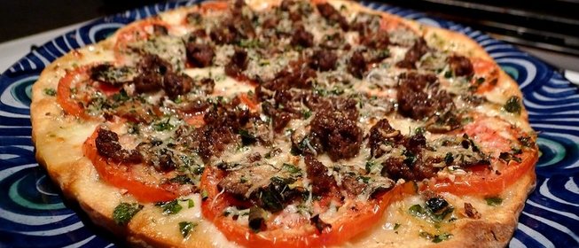 Пицца с мясом и грибами