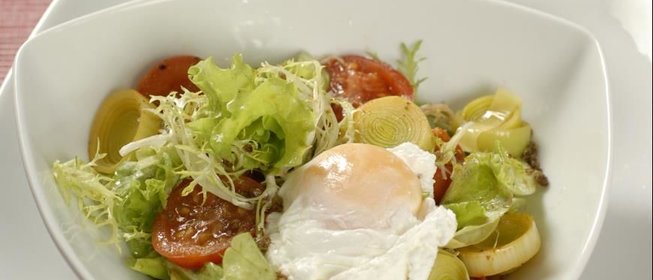 Яйцо-пашот на салате из томатов