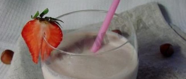 Коктейль бананово-клубничный