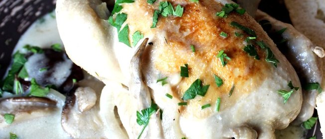 Цыплята по‑французски с тимьяном, белым вином и грибами