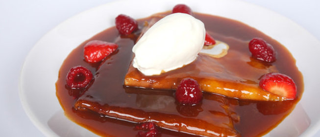 Блинчики в карамельно-цитрусовом соусе с клубникой