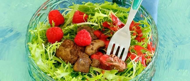 Салат с куриной печенкой и малиновым соусом