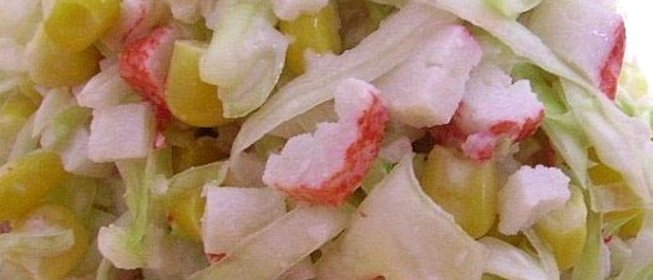 Салат из белокочанной капусты, крабовых палочек и консервированной кукурузы