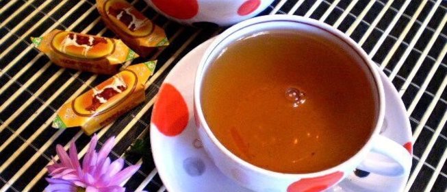 Черный чай с мятой и лепестками календулы