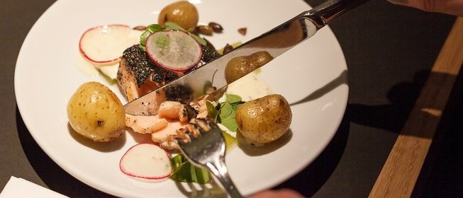 Филе спинки норвежской семги, жареное в золе из бурых водорослей, с огуречным желе