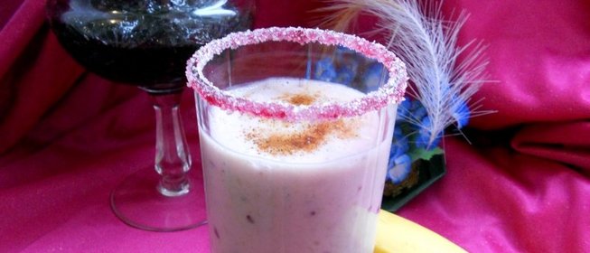Банановый коктейль с черной смородиной