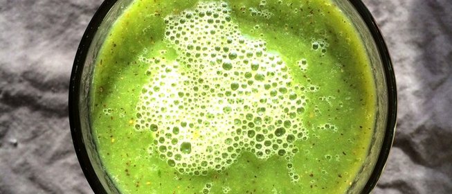 Зеленый смузи со шпинатом и киви