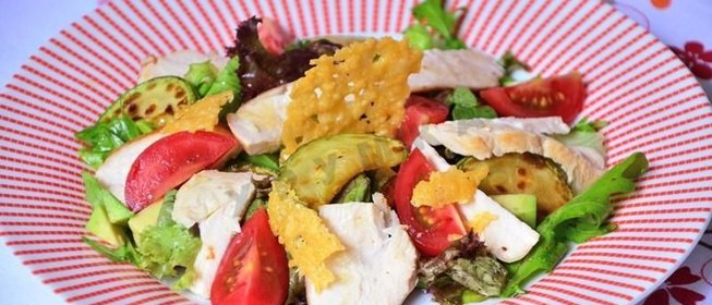 Салат с курицей авокадо и кабачком