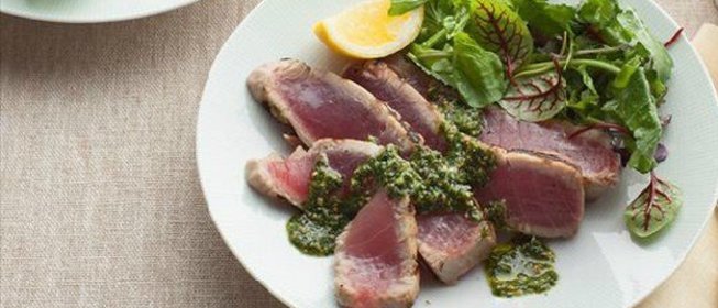 Стейк тунца с соусом песто