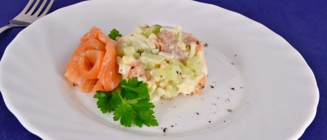 Салат с семгой и свежим огурцом