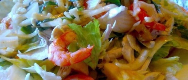 Тайский салат с курицей, креветками и ананасом