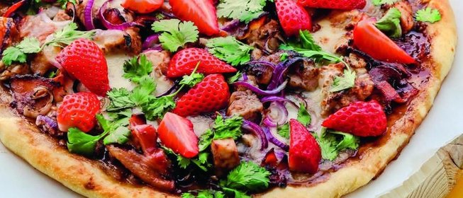 Пицца с курицей, беконом и клубникой