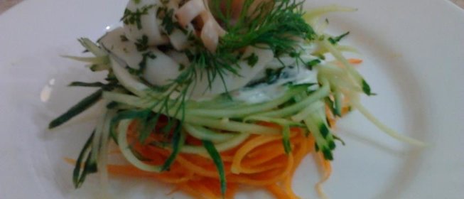 Слоенный салат с кальмаром и овощами