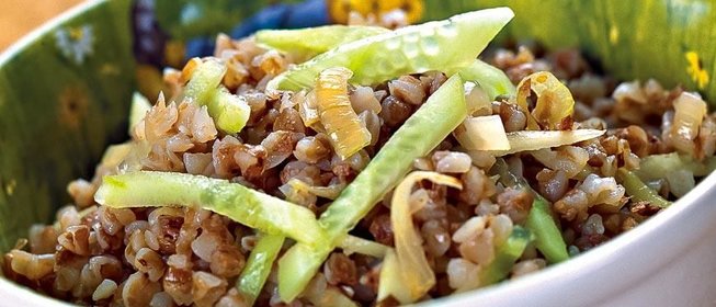 Гречка с жареным луком и свежим огурцом