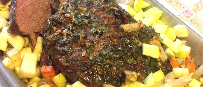Запеченая говядина с лимонно-травяной корочкой и овощами