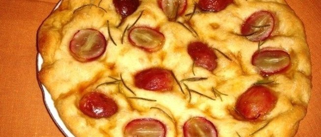 Фокачча с красным виноградом